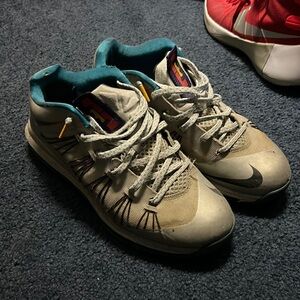 Nike Lebron Low - Size 10